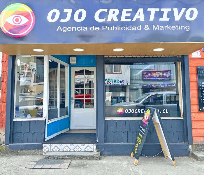 Iluminación led exterior de Agencia de publicidad y marketing (Ojo Creativo)