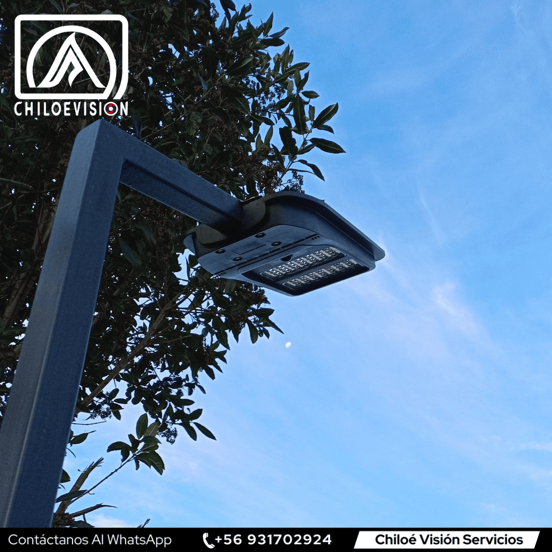 Instalacion de focos solares con soportes metalicos  