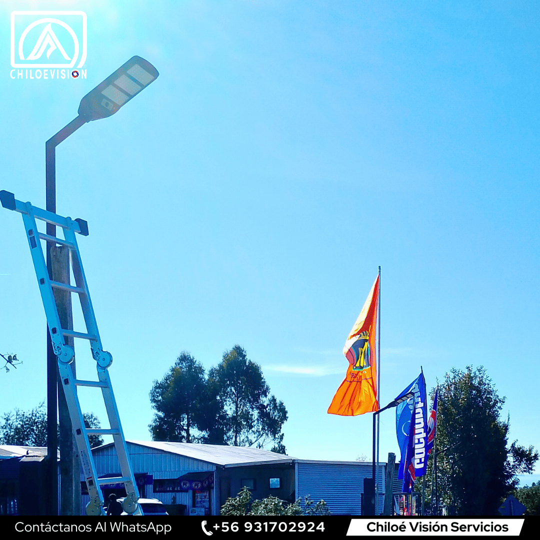 Instalación de Focos Solares LED con Soportes Metálicos en Chiloé