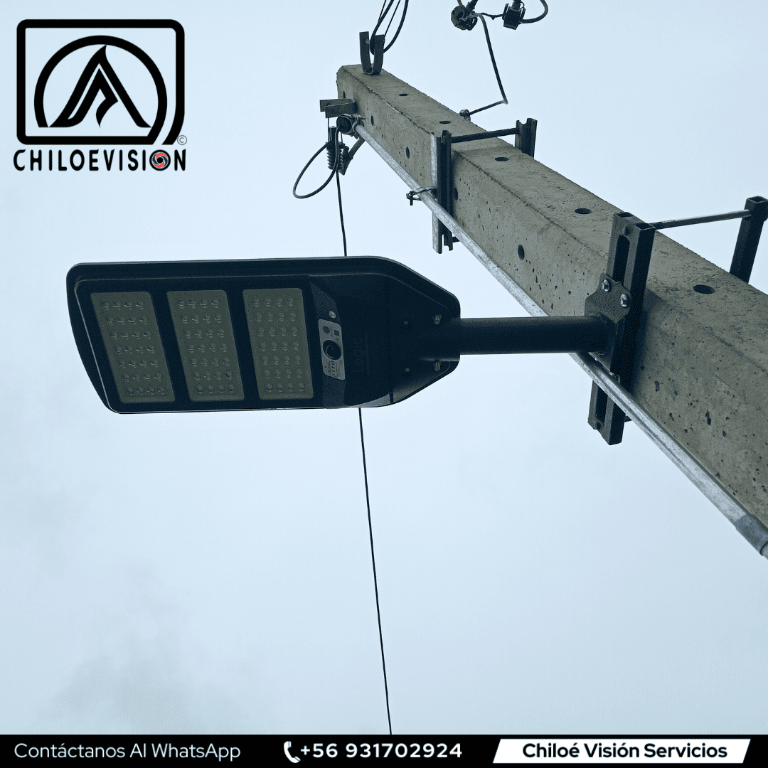 focos solares con soportes metálicos para anclar a concreto en Chiloé